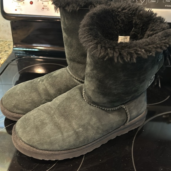 Ugg boots with ribbons in back - Picture 2 of 2